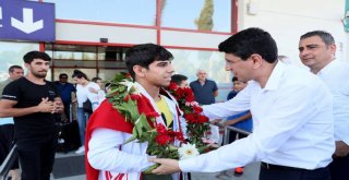 Büyükşehir Belediyesi Dünya Şampiyonunu Havaalanında Karşıladı