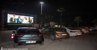 İzmir'de arabada sinema keyfi