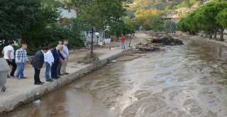 Balıkesir Büyükşehir Belediyesi, geçen hafta Bandırma ve Erdek'te meydana gelen sel felaketinin yaralarını sarmak için yoğun çaba harcıyor.