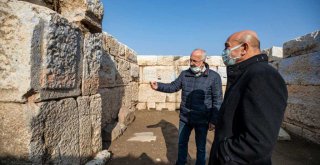 Başkan Soyer Smyrna Antik Tiyatrosu’ndaki kazı çalışmalarını inceledi