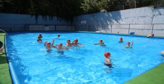 Ümraniyeli Çocuklar Yazın Keyfini Havuzda Çıkarıyor