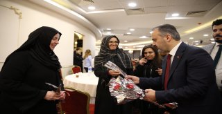 Başkan Aktaş'tan kadınlara karanfil