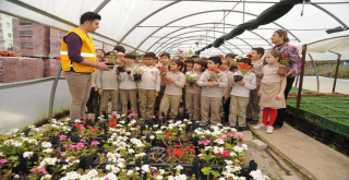 Öğrencilerden büyükşehrin çiçek üretim sahasına ziyaret