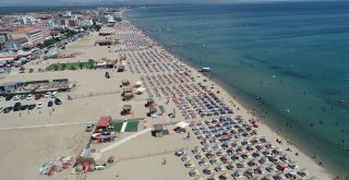 Yaz sezonun açılmasıyla birlikte Büyükşehir Belediyesi sorumluluğunda bulunan plajlarda başlayan kıyı-plaj temizliği çalışmaları tüm hızıyla devam ediyor.