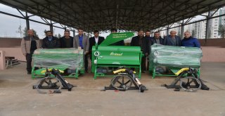 Büyükşehir'den çiftçilere badem soyma makinesi
