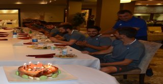 Manisa Büyükşehir Belediyespor’da Cihan’a Sürpriz Doğum Günü Kutlaması