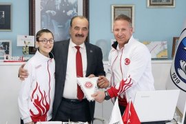 Şampiyon Ceyda'dan başkan Türkyılmaz'a ziyaret