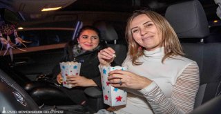 İzmir'de arabada sinema keyfi