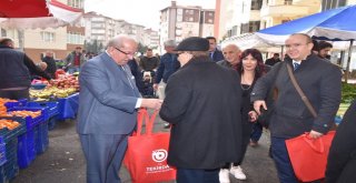 Başkan Kadir Albayrak Pazarda Bez Çanta Dağıttırdı