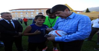 Başkan Türel, Elmalı'da gençlerle maç yaptı