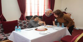 Arnavutköy'de  Çocuklar Pasta Süsledi