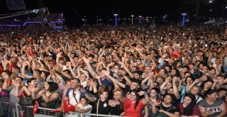 Binlerce Mersinli Ferhat Göçer'in Şarkılarına Hep Bir Ağızdan Eşlik Etti