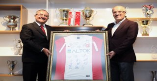 Balıkesir Büyükşehir Belediye Başkanı Zekai Kafaoğlu 'Balıkesirspor bizim her şeyimiz, takımımızın her zaman yanındayız' mesajı verdi.