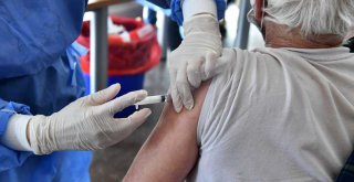 İzmir Büyükşehir Belediyesi Sosyal Yaşam Kampüsü’nde ilk doz aşılar yapıldı