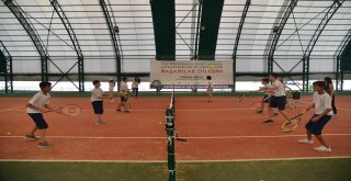 330 çocuk tenis sporunu öğreniyor