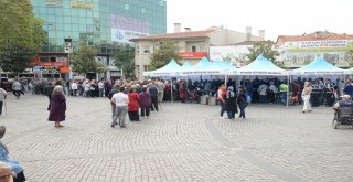 Balıkesir Büyükşehir Belediyesi tarafından aşure hayırları tüm hızıyla sürüyor. Balıkesir merkez ve Bandırma'da gerçekleştirilen aşure hayrı, dün de Edremit Cumhuriyet Meydanı'nda oldukça geniş bir ka