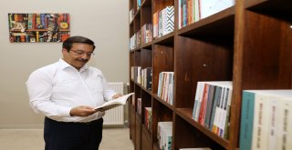 Başkan Atilla 'Kitap Kahve'de incelemelerde bulundu