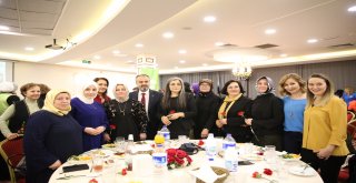 Başkan Aktaş'tan kadınlara karanfil
