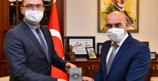 Başkan Soyer Büyükşehir çalışanı iki yazarı ağırladı