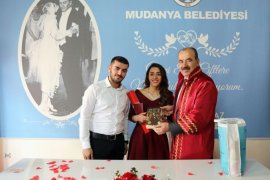 Başkan Türkyılmaz,gençlerin mutluluğuna ortak oldu.