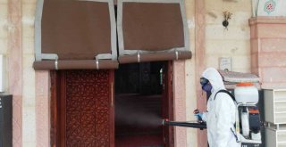 İzmir’de camiler dezenfekte ediliyor