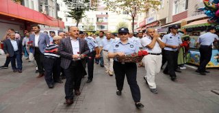 Bağcılar Belediyesi Zabıta Personeli Esnafa Ve Vatandaşa Karanfil Dağıttı