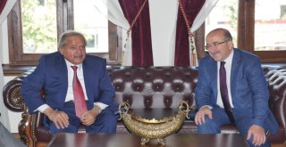 Başkan Gümrükçüğoğlu, Katarlı iş heyetini kabul etti
