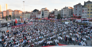 Zeytinburnu Meydanı'nda Dev İftar Sofrası!