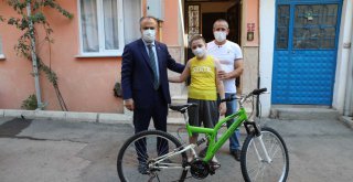 Başkan Aktaş'tan lösemi hastası Murat'a bisiklet