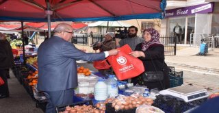 Başkan Kadir Albayrak Pazarda Bez Çanta Dağıttırdı