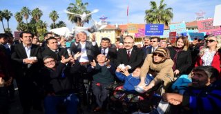 Engelli Çocukların Zeybek Gösterisini Başkan Sözlü, Diz Kırıp İzledi