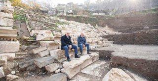 Başkan Soyer Smyrna Antik Tiyatrosu’ndaki kazı çalışmalarını inceledi