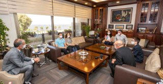İzmir'i gururlandıran öğrencilerden Başkan Soyer'e ziyaret