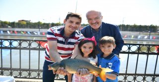 Avlu Balıkesir'de hafta sonunda düzenlenen 'Yakala-Sev-Bırak' organizasyonuna yüzlerce Balıkesirli katılırken, tutulan balıklar tekrar suya bırakıldı.