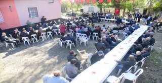 Adanalıların Başkan Sözlü Sevgisi Yol Kestiriyor  Traktörle Makam Aracının Önünü Kesti, Sarılıp Meyve İkram Etti