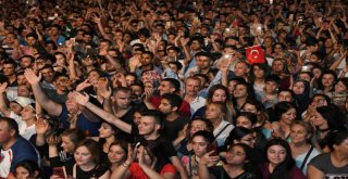 Binlerce Mersinli Ferhat Göçer'in Şarkılarına Hep Bir Ağızdan Eşlik Etti