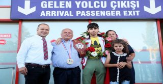 Büyükşehir Belediyesi Dünya Şampiyonunu Havaalanında Karşıladı