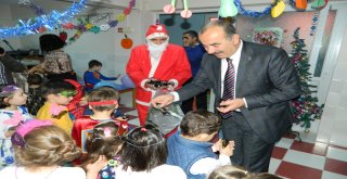 Türkyılmaz’dan miniklere yeni yıl ziyareti