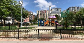 Ümraniye Belediyesi İlçedeki Parkların Güvenliği İçin Korkuluk Yapımına Devam Ediyor
