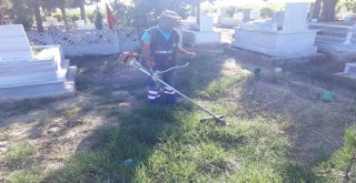 Salihli'de Mezarlık Temizlikleri Devam Ediyor