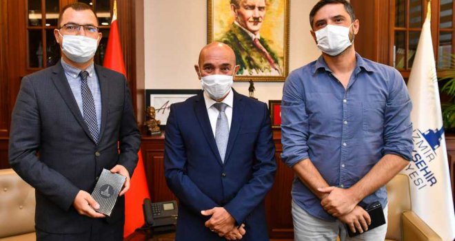 Başkan Soyer Büyükşehir çalışanı iki yazarı ağırladı