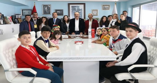 Başkan Türkyılmaz  koltuğu dünya çocuklarına bıraktı
