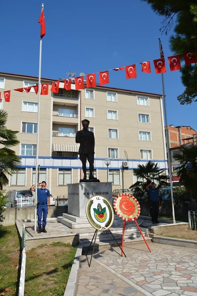 Gaziler Günü nedeniyle ilçemizde düzenlenen törende Orhaneli Kaymakamı Emir Osman Bulgurlu, Belediye Başkan Yardımcımız Kadir Mehmet Başay Atatürk Anıtı'na çelenklerini sundular.