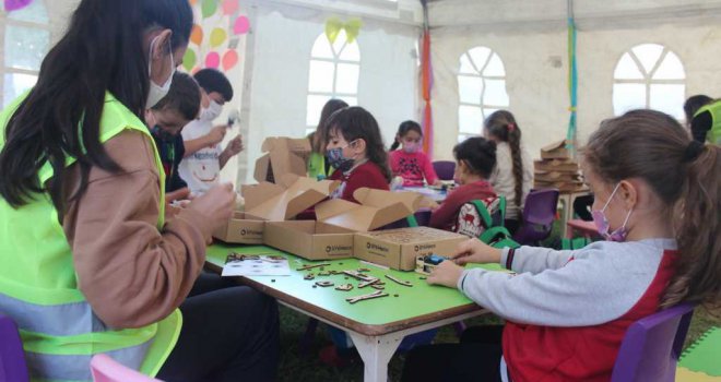 Depremzede çocuklar için anaokulu çadırları