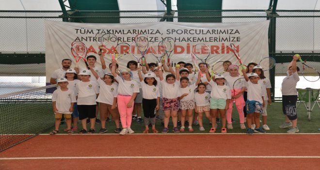 330 çocuk tenis sporunu öğreniyor