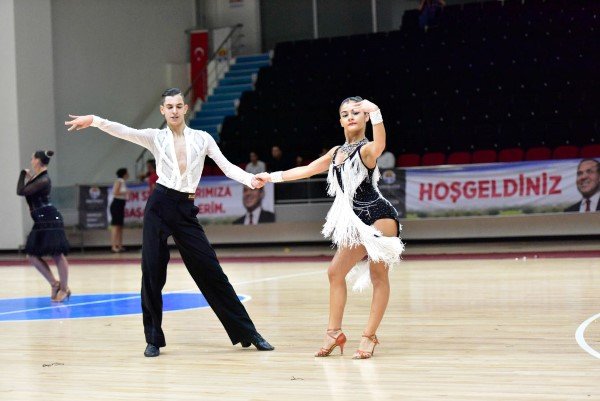 Büyükşehir Belediyesi Dansın Ustaları Adana’da Buluşturdu