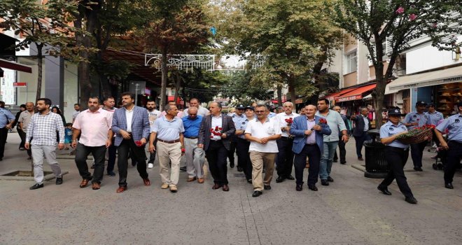 Bağcılar Belediyesi Zabıta Personeli Esnafa Ve Vatandaşa Karanfil Dağıttı