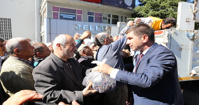 Başkan Ercengiz, 1,5 ton üzümü halka ücretsiz dağıttı