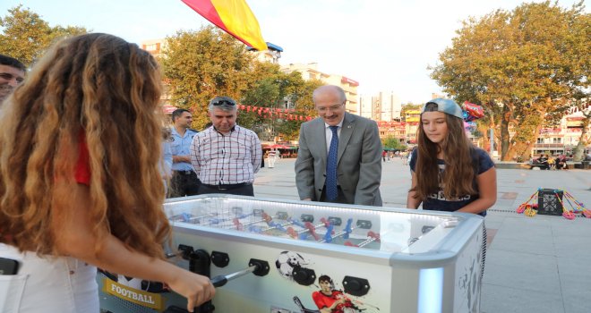 Balıkesir Büyükşehir Belediye Başkanı Zekai Kafaoğlu Bandırma ilçesi programı kapsamında Cumhuriyet Meydanı’nda düzenlenen wifi lansmanının ardından vatandaşlarla sohbet etti, meydanda langırt oynayan