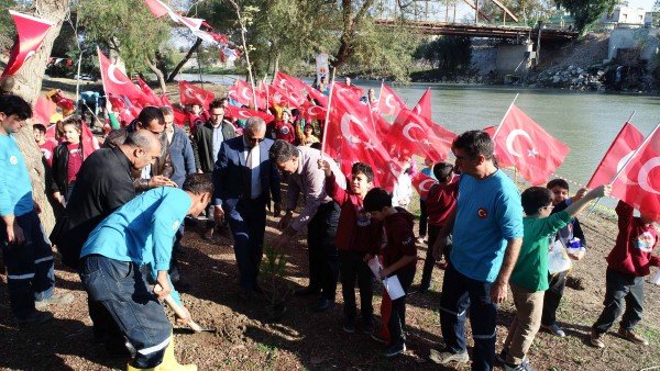 Öğrenciler Ceyhan’ın Kıyılarını Ağaçlandırıyor